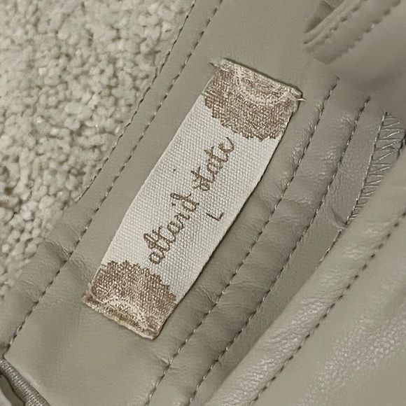 Alter’d state size Large in light greige - Picture 3 of 3